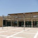 Άποψη της ευρύχωρης  πλατείας και της εισόδου του  Αρχαιολογικού Μουσείου Ήλιδας.