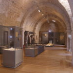 Η μόνιμη θεματική έκθεση του μουσείου στο Κάστρο Χλεμούτσι, με τίτλο ''Η εποχή των ιπποτών-Οι σταυροφόροι στο Μοριά'', περιλαμβάνει περισσότερα από 500 αντικείμενα, που χρονολογούνται από τον 13ο έως τον 15ο αι μ.Χ. Επικεντρώνεται στην ενδιαφέρουσα και κρίσιμη ιστορική περίοδο του φράγκικου Πριγκιπάτου της Αχαϊας.