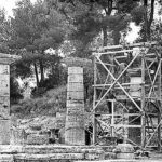 Το Ηραίο της Ολυμπίας: Μετά την ανασκαφή, αρκετοί κίονες του αρχαϊκού δωρικού ναού 
αναστηλώθηκαν με τη βοήθεια ξύλινης σκαλωσιάς
κατά τη δεκαετία του 1970.